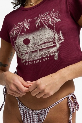 Billabong Catch Some Sun Crop Top| Moteriški Marškinėliai| Surfwax Surf stiliaus aprangos parduotuvė nuo 2010