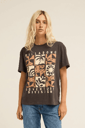 Billabong Adiv Wonderer Tom Boy Moteriški Marškinėliai | Black Sands | Surfwax