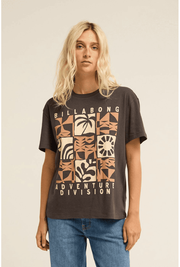 Billabong Adiv Wonderer Tom Boy Moteriški Marškinėliai | Black Sands | Surfwax