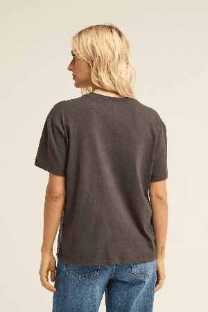 Billabong Adiv Wonderer Tom Boy Moteriški Marškinėliai | Black Sands | Surfwax